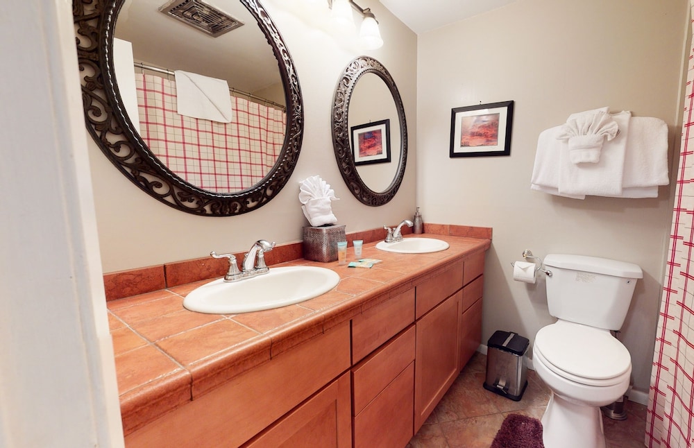 Sierra Manors 8 Pet-Friendly, Short Walk to the Shuttle, Spacious, Centrally Located by RedAwning