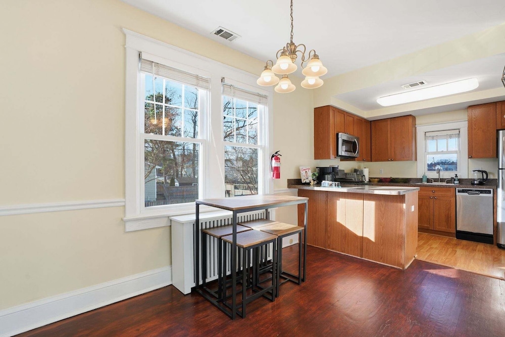 Dc Area Bungalow Near Shops And Dining 3 Bedroom Home