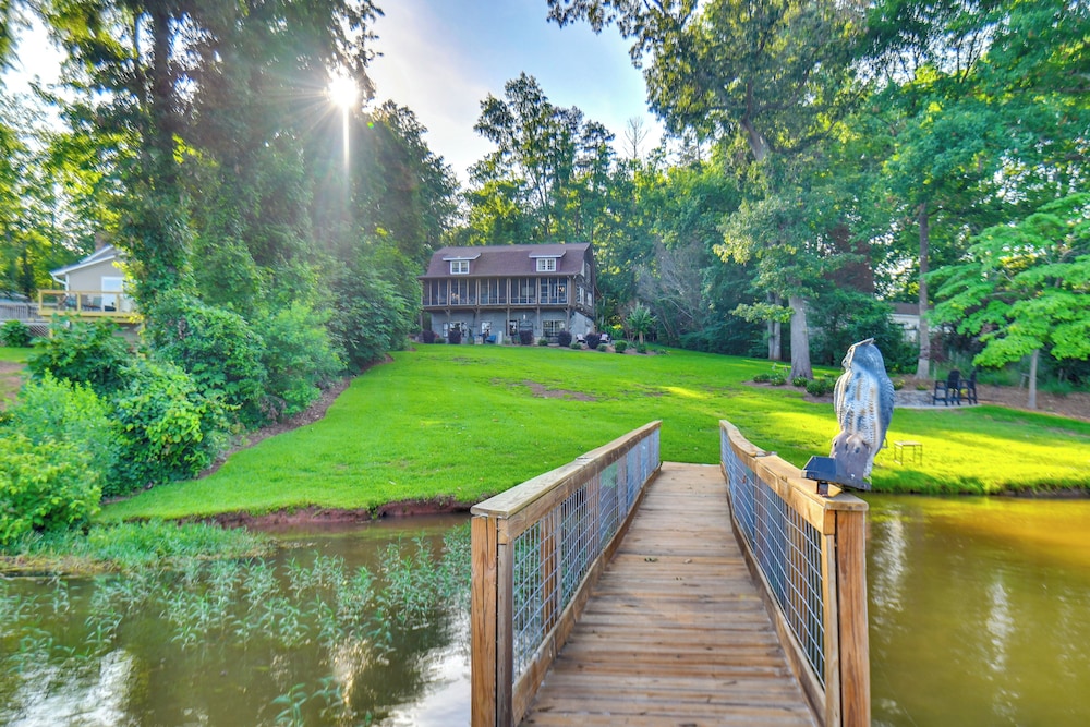 Waterfront Cabin on Lake Sinclair w/ Private Dock!