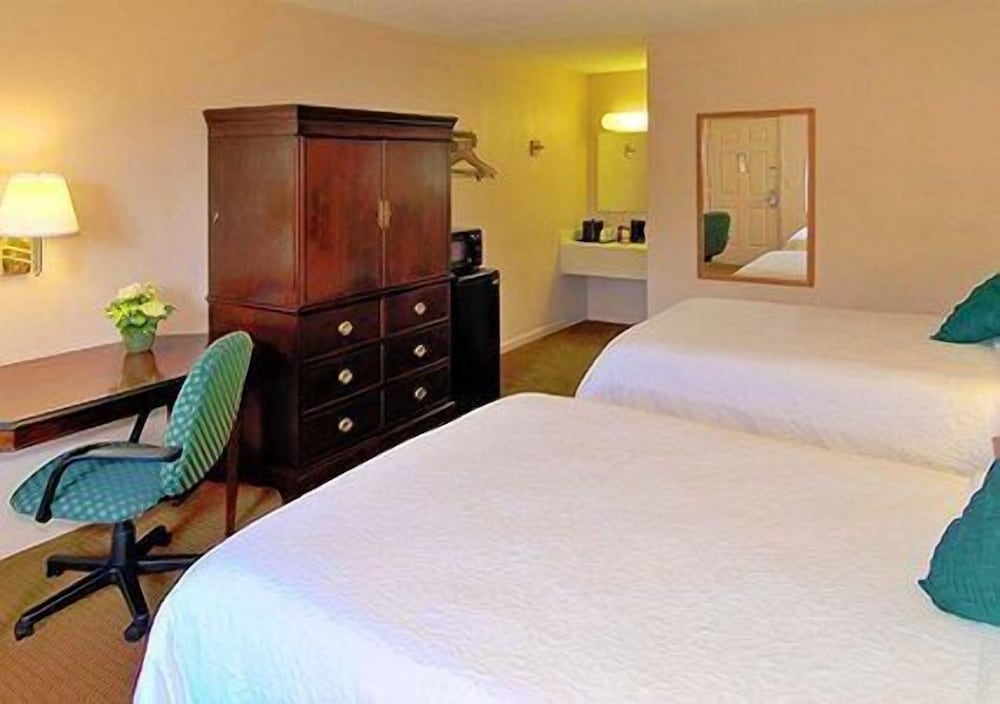 Econo Lodge Inn & Suites Columbus near Fort Benning
