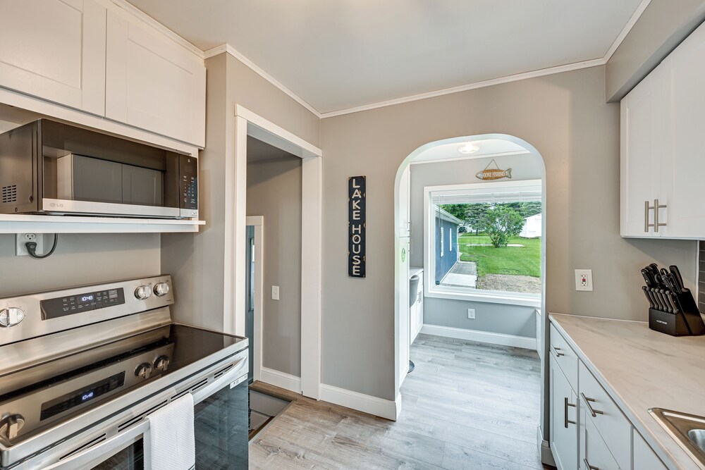 Lakefront Getaway w/ Private Dock in Colon!