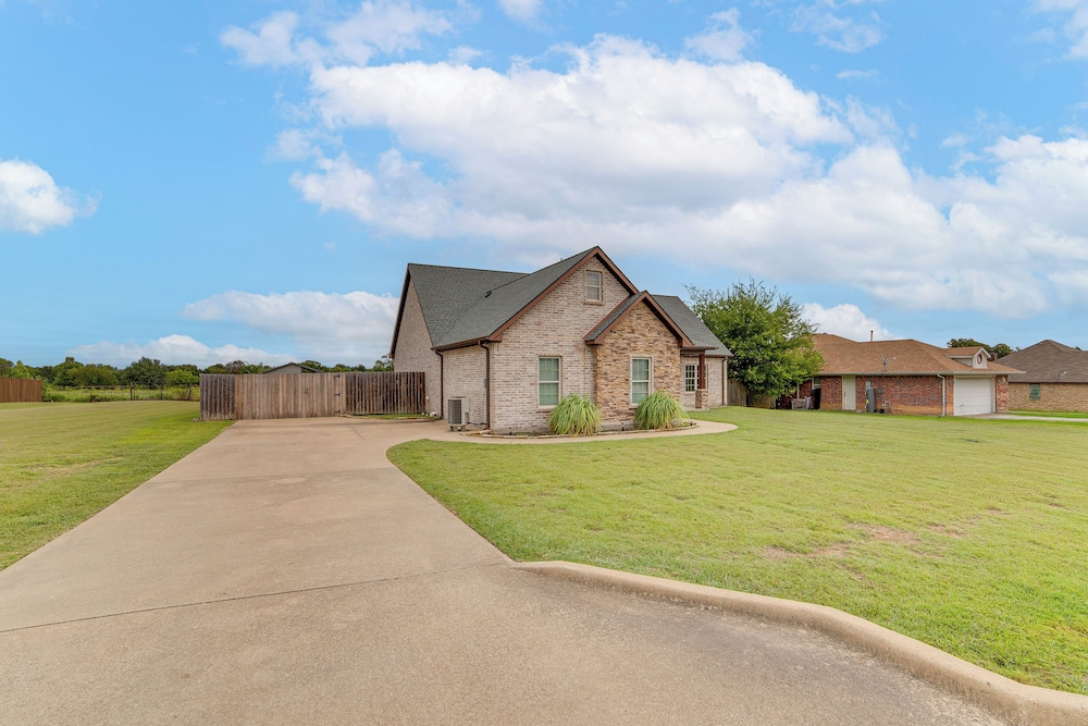 10 Mi to Lake Tawakoni: Family Wills Point Getaway