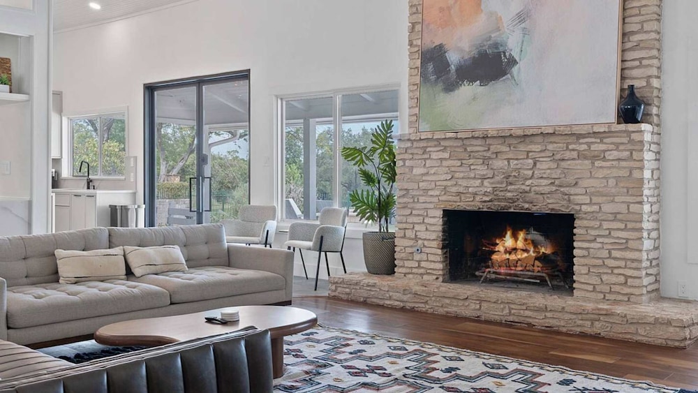 Luxurious Modern Retreat With Private Pool Patio