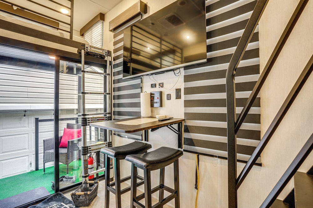 10 Mi to Leesylvania & River: Sleek Mobile Home