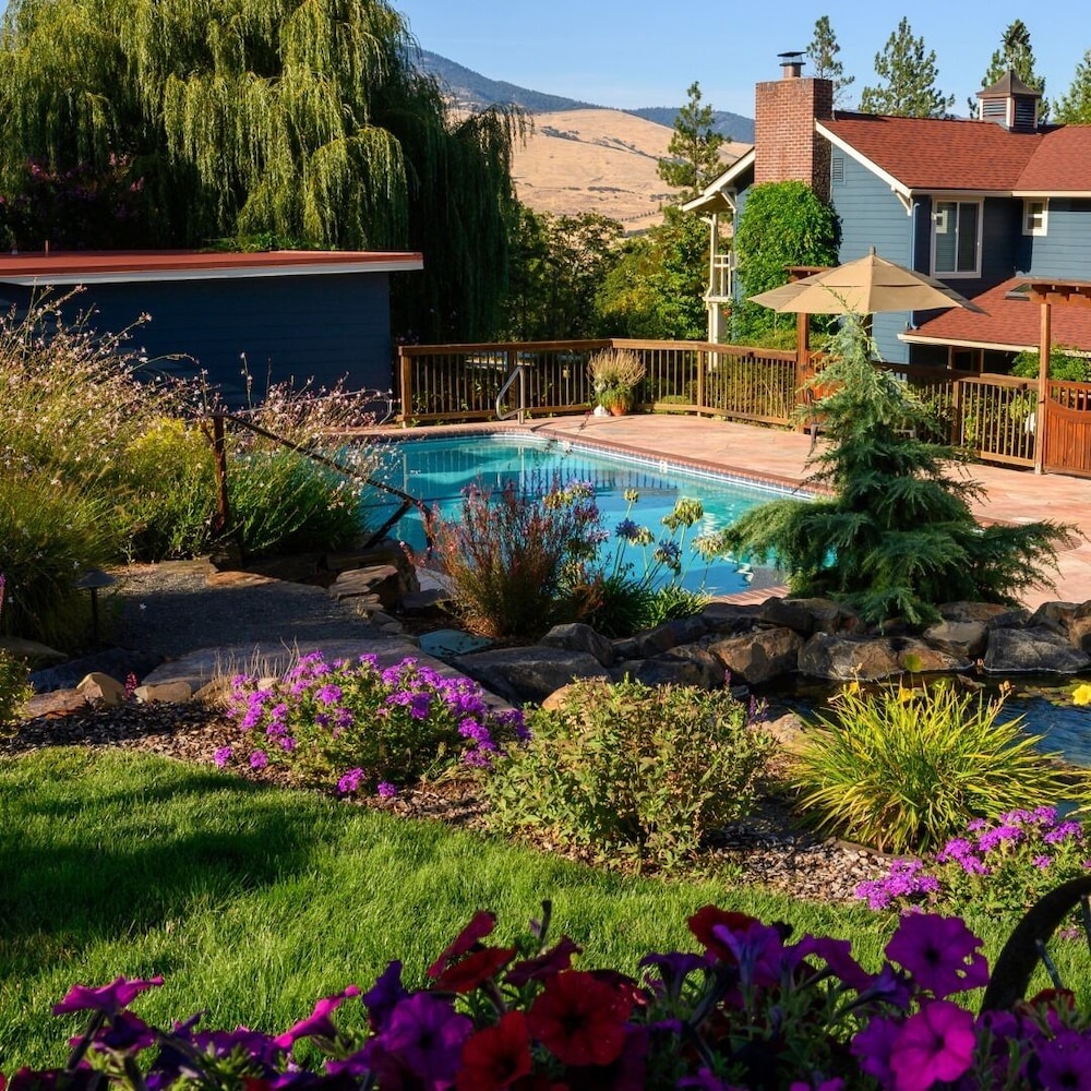 Ashland Vacations - Country Willows Inn and Estate - Property Image 9