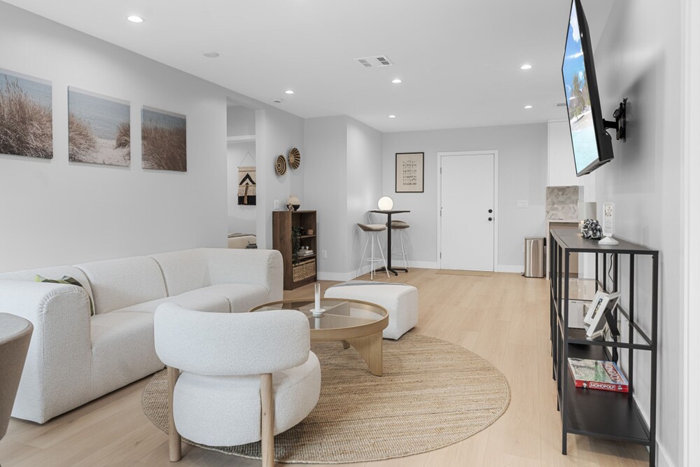 3BR House Fully Renovated 2025 Fenced Yard Patio Carport in Noho Arts District p85