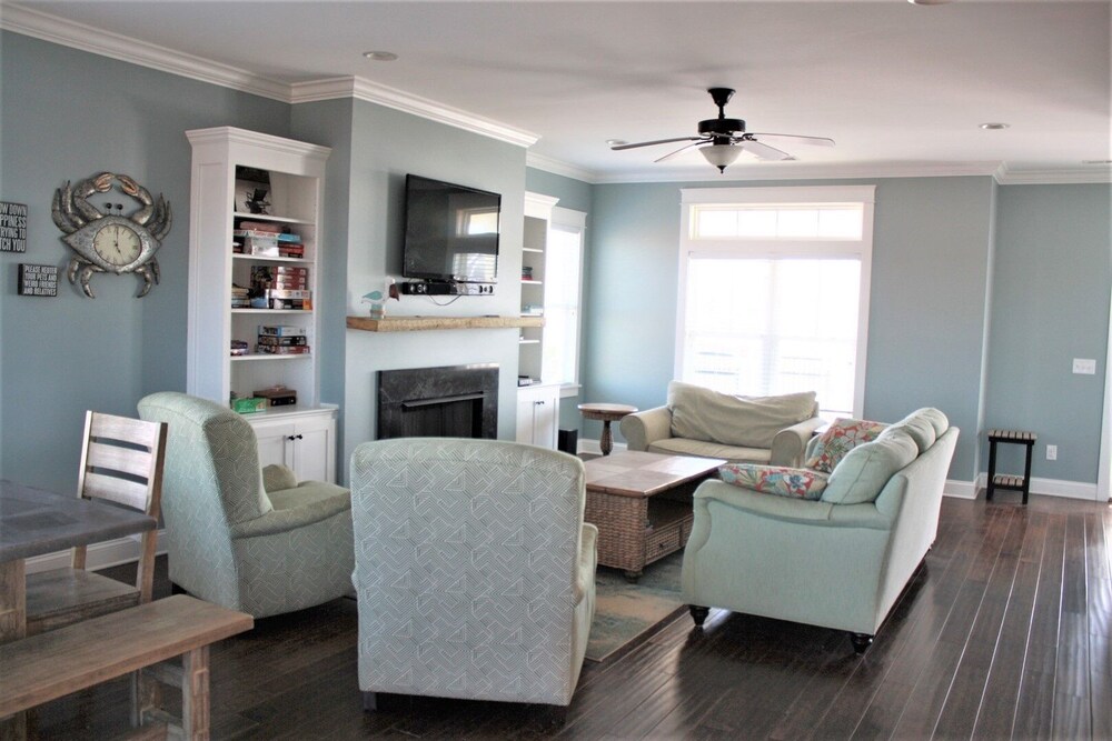 Beach Crew 4 Bedroom Home by RedAwning
