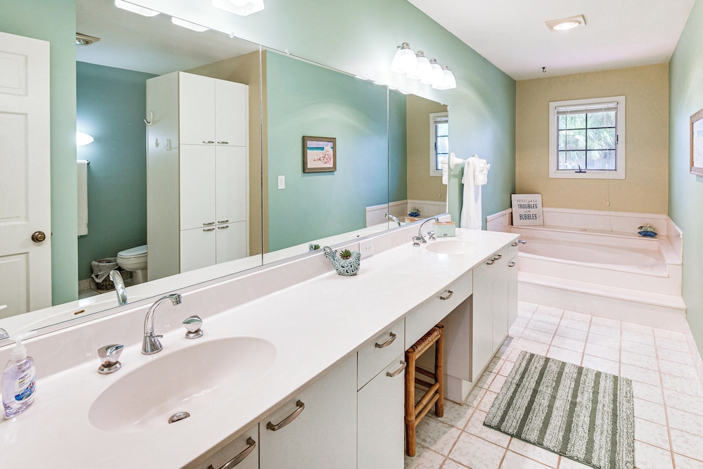 Steps to Ocean, Pool Access! Daytona Beach Gem