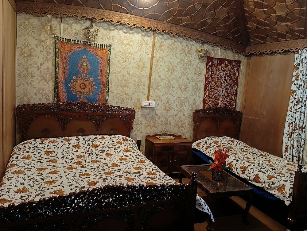 New Alzira Heritage Group of Houseboats