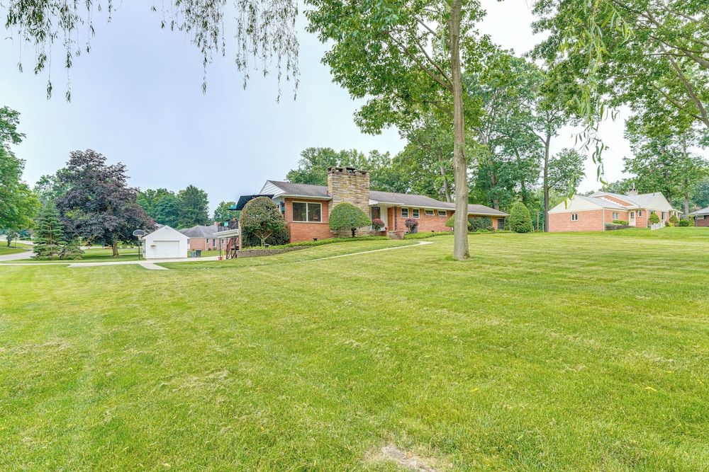 3 Mi to Pro Football Hall of Fame: Home w/ Yard!