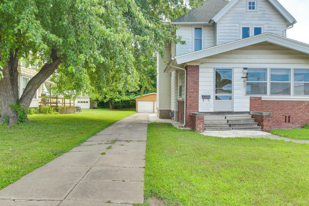 < 1 Mi to Main St: Quiet Apartment in Galesburg!