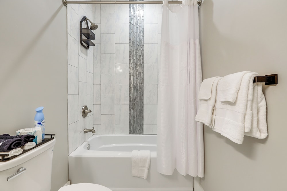 9 Mi to Dtwn Atl: Pet-friendly Apt w/ Yard