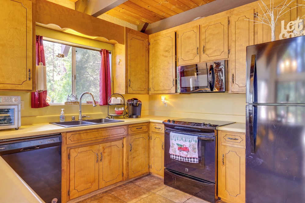 13 Mi to Skiing: Long Barn Family Cabin