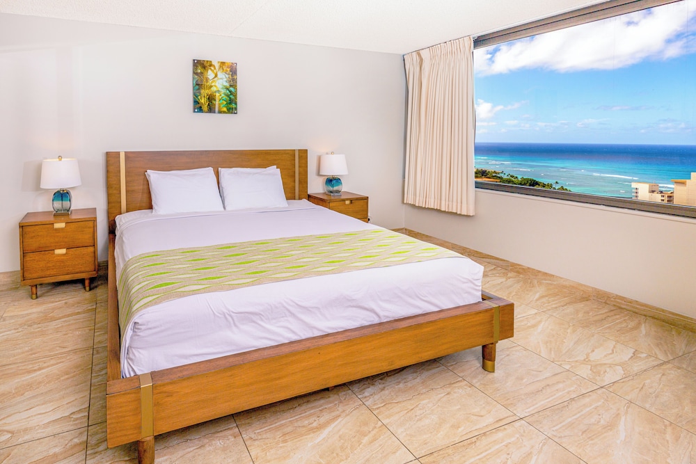 High Floor Ocean View Condo (King Bed and Parking): hotel room photo