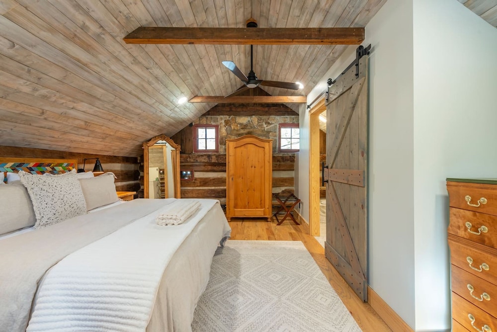 Historic Log Cabin Quiet Return to Simpler Days