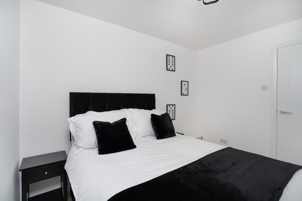 Comfy 3 Bed House - Free Parking