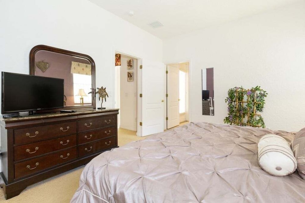 Stunning Golf Community Villa W/ Pool Near Disney 4 Bedroom Villa