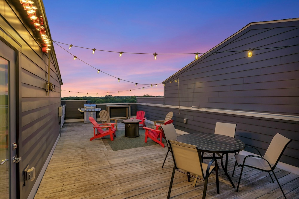 Rooftop Deck Grill Ping Pong Near Downtown Nashville