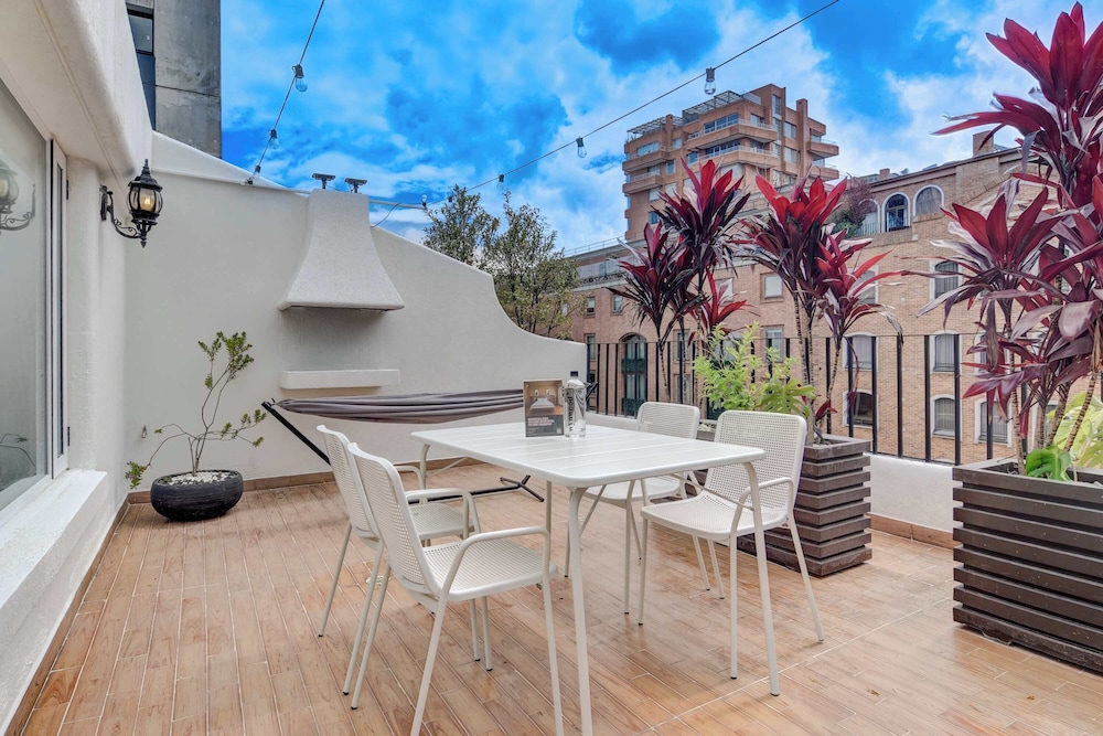 w Delightful 1BR With Terrace in Zona T
