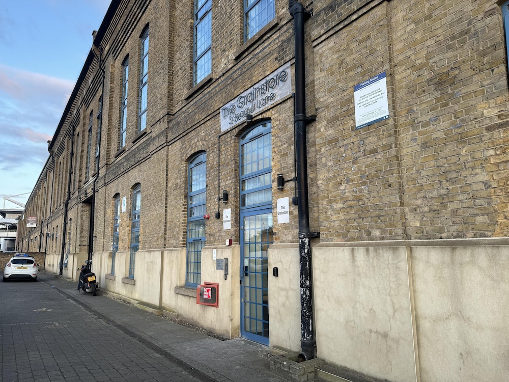 Luxury Loft Style 2 Bed Apartment Next to Excel/o2