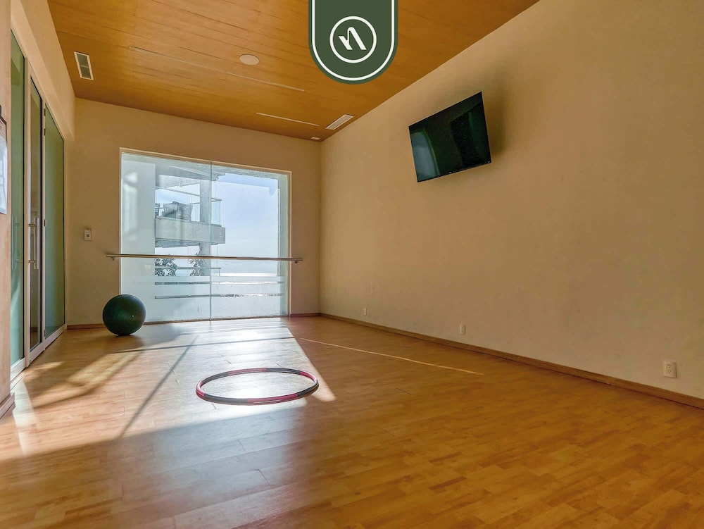 Beachfront Tropical 2 BR Condo - Pools - Gym