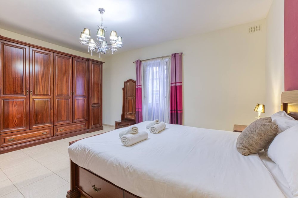 St James the Traditional 4-bed Townhouse Terrace