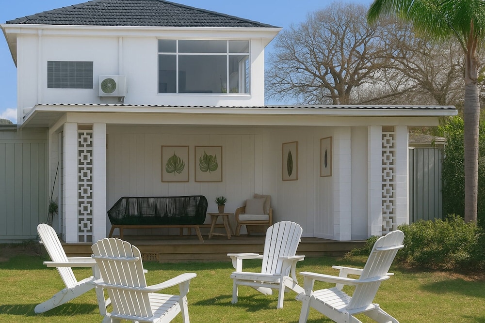 Sunlit Coastal Retreat Close to Cafes and Beach