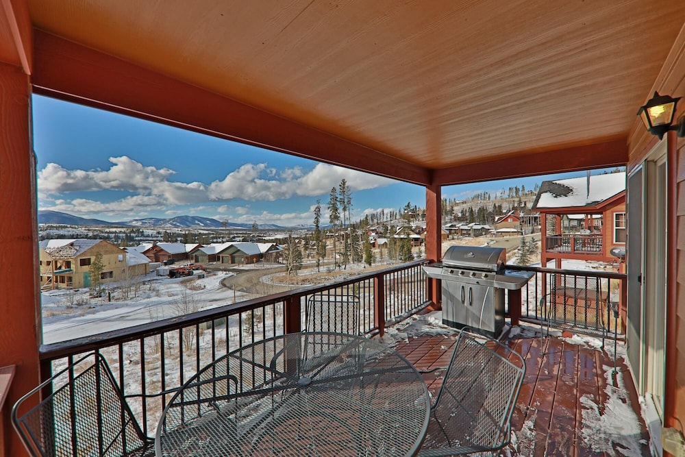 Rendezvous Discovery 3 Br 3 Bedroom Home by RedAwning