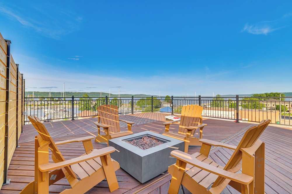 Walk to Lake City Marina: Condo w/ Rooftop Deck!