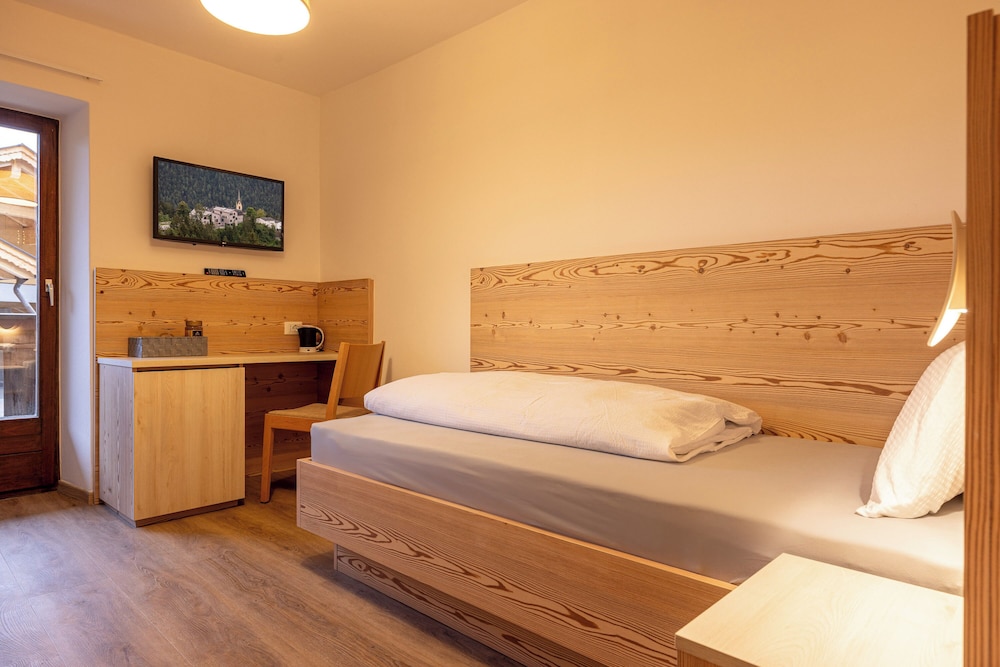 SAN PIETRO Dolomiti Small Budget Hotel
