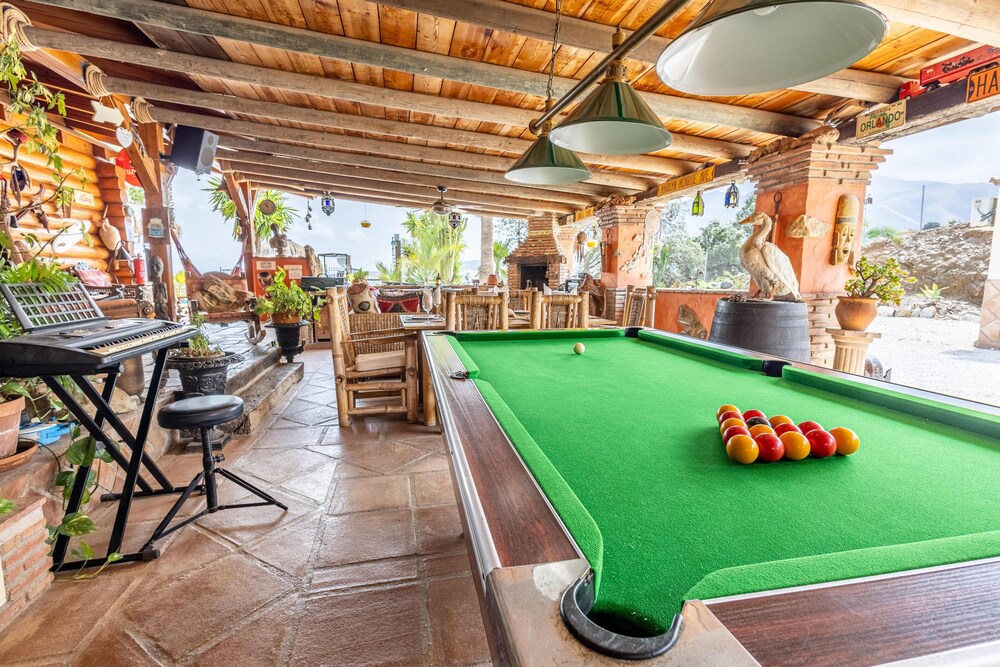 Luxurious Private Cabin Pool Hottub & Fireplace