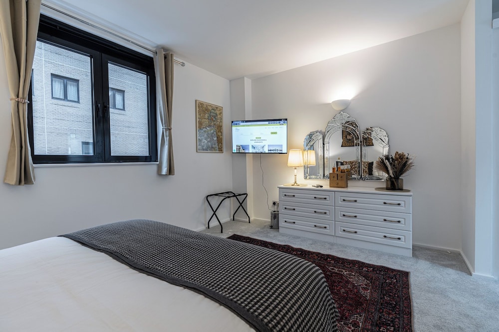 Duplex 2BR 2BA Flat Near Gloucester Rd Station
