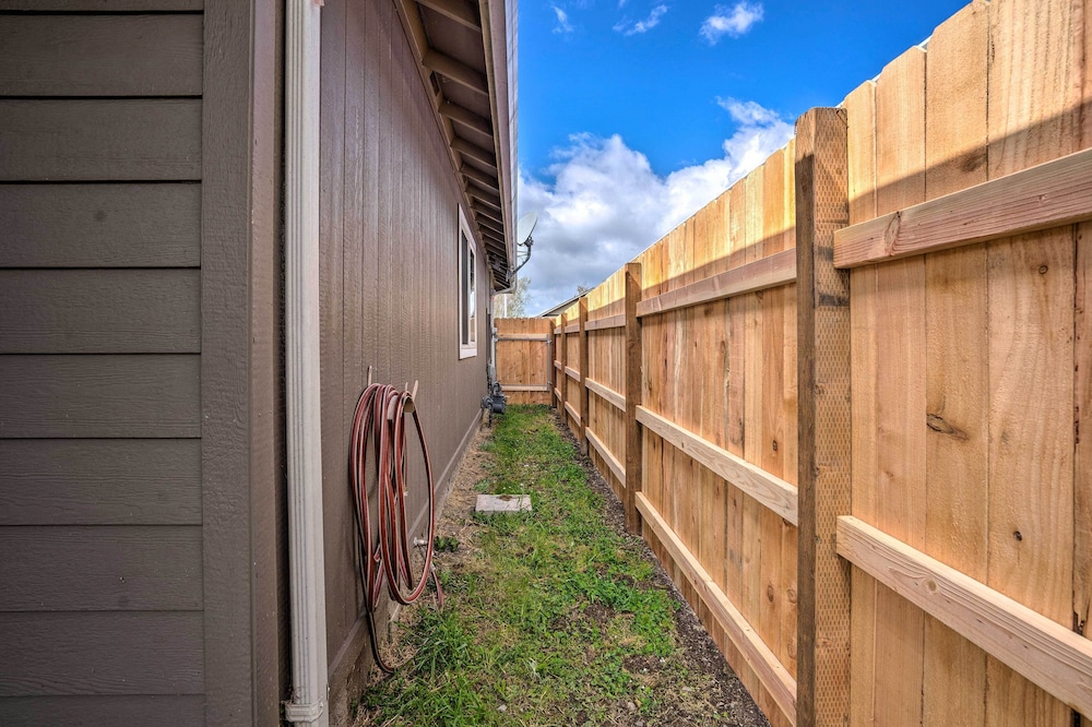 Grants Pass Home: 1 Mi to Downtown & Rogue River! view 2