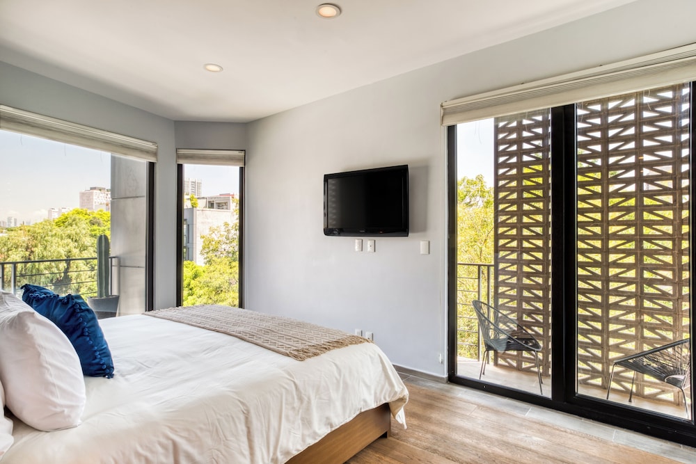 Chic PH Haven with rooftop By Tasman