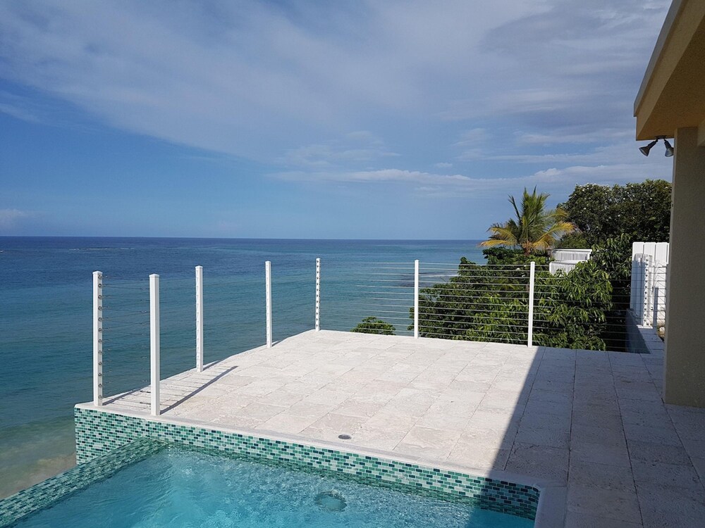 Je Suis Jamaica - 4 B R Beachfront Villa w Staff
