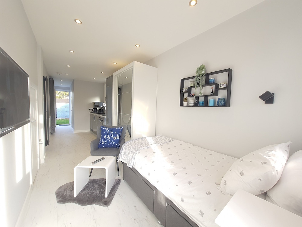 Modern Studio Apartment in Newcastle Upon Tyne view 2
