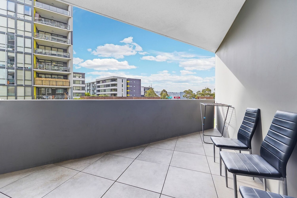 Kozyguru | Mascot | 2 Bed Apt + Free Parking