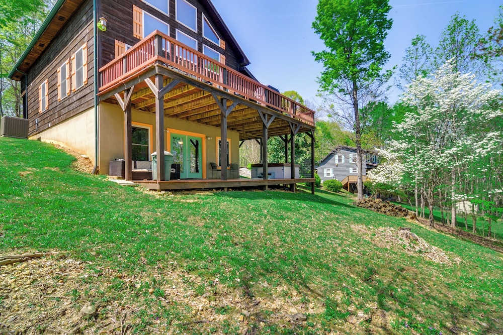 3 Mi to Marina: Cabin w/ Hot Tub in Byrdstown!