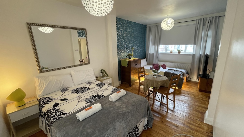 Lovely Flat Near Train Station and Central London