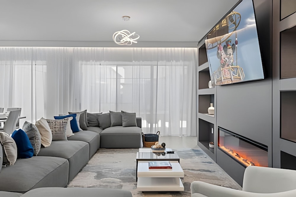 Luxurious 9BR Paradiso Pool, Cinema & Game Room