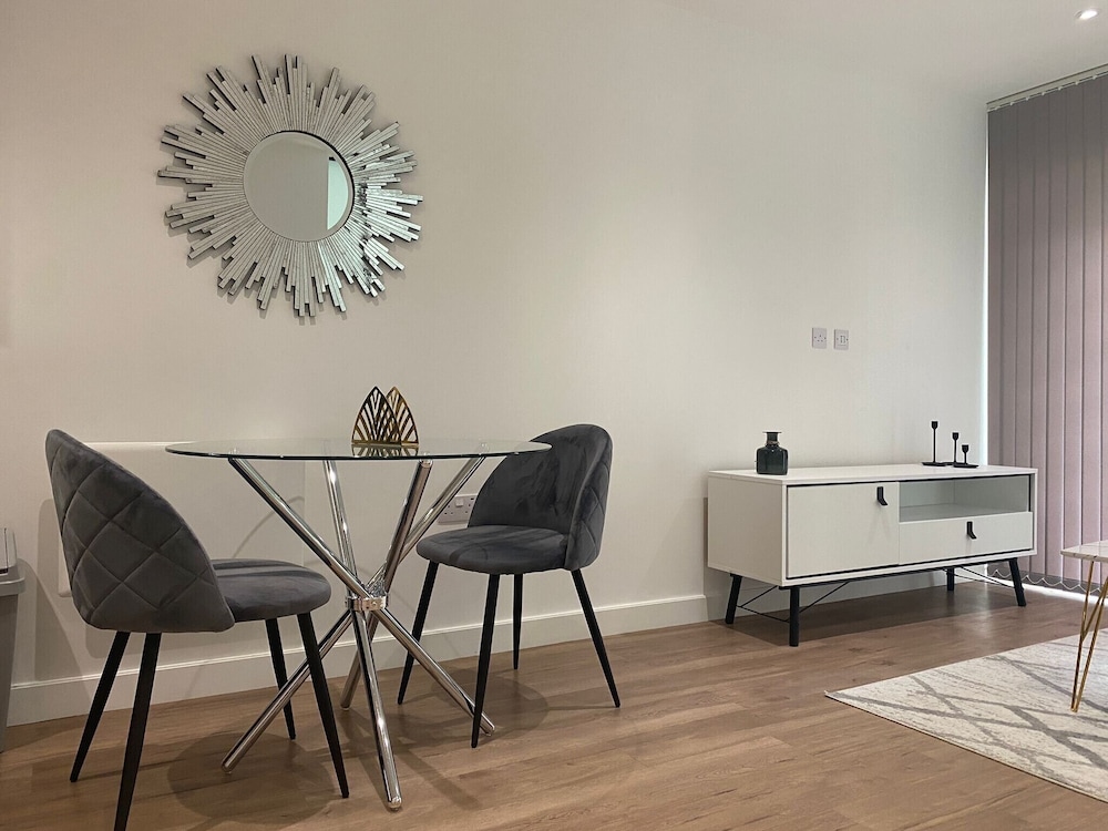 Sunny Gardens 3-bed Apartment in London