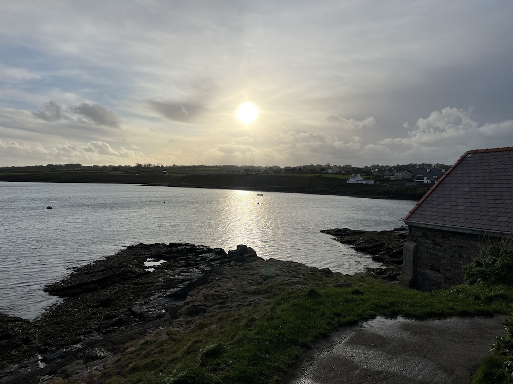 3 Bedroom Bungalow Moelfre- Private Garden,parking view 4