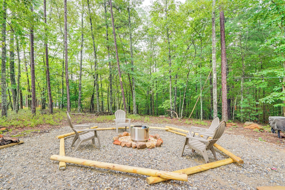 15 Mi to Blue Ridge: Forested Cabin w/ Decks!