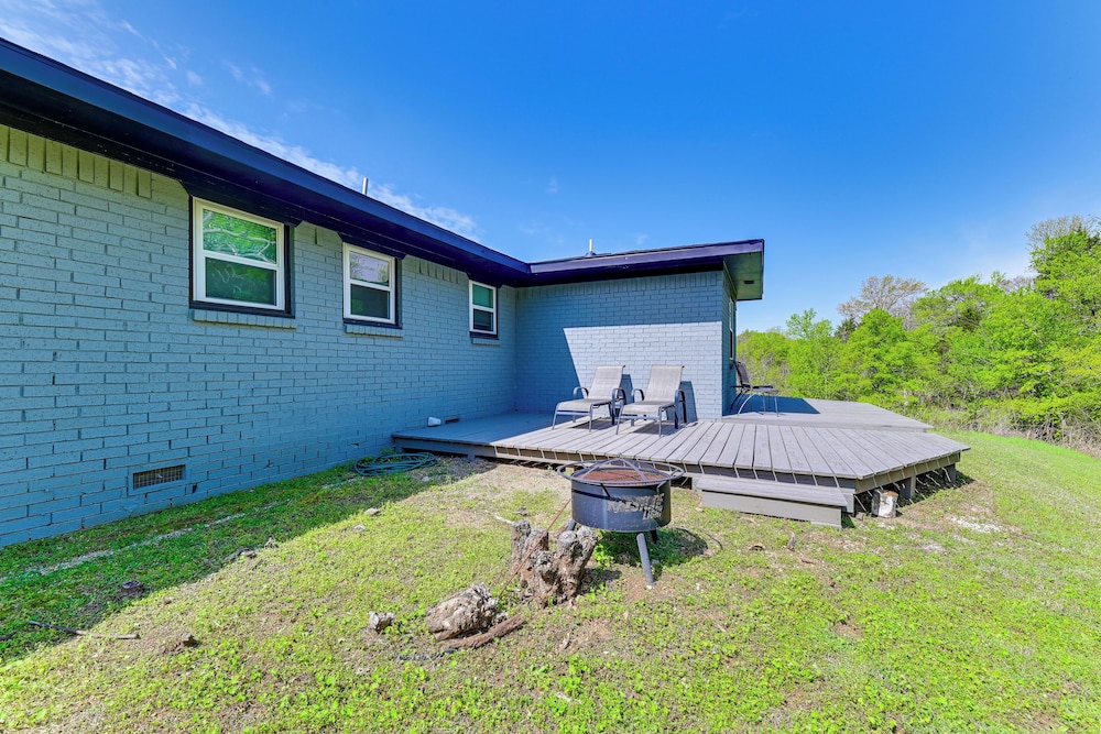 5 Mi to Lake Texoma: Wooded Retreat on 3 Acres!