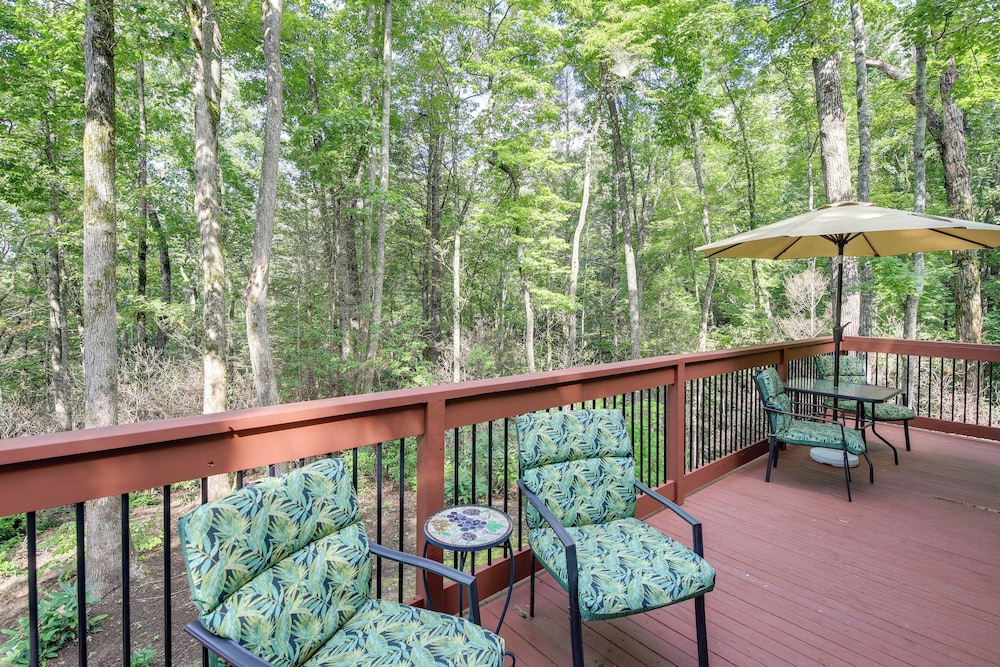 Quaint Smoky Mountain Cabin - 4 Mi to Gatlinburg!