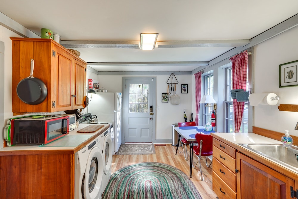 Tranquil 3 BR Stockbridge House w/ Private Deck!