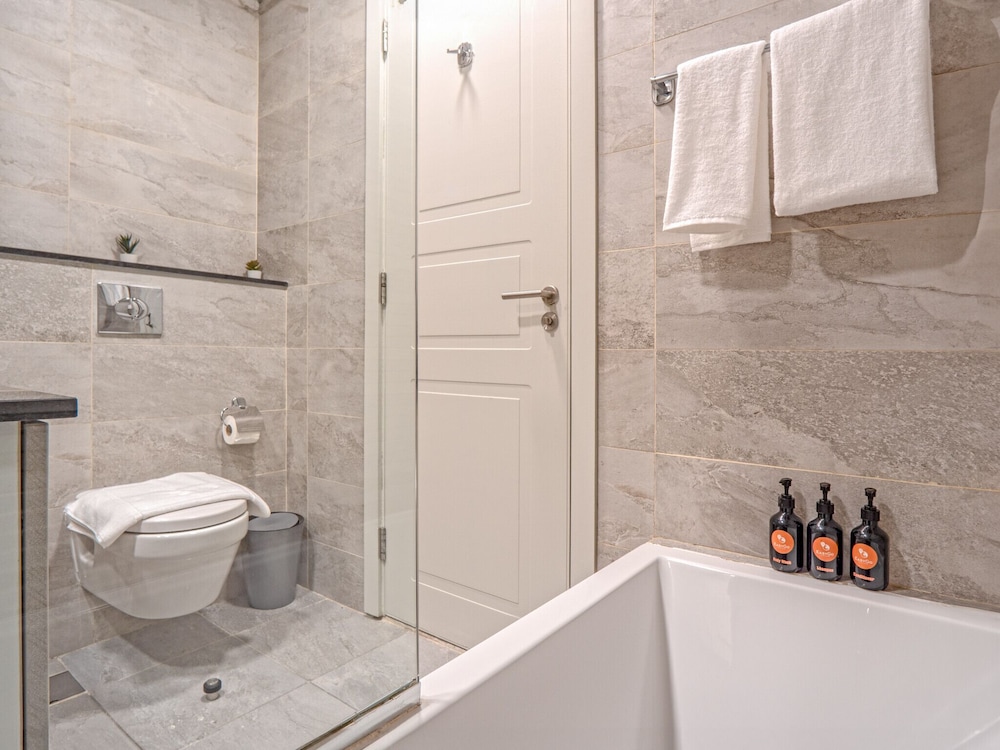 Easygo-upgraded 1bdr Polo Residence