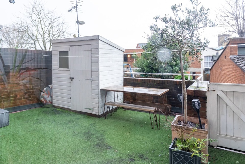 Stunning 1BD Flat w/ Garden Area, Kentish Town!