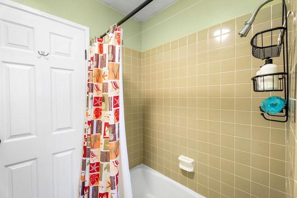 Steps From Lanai to Beach - AC & Wifi - Affordable- Vrkcv
