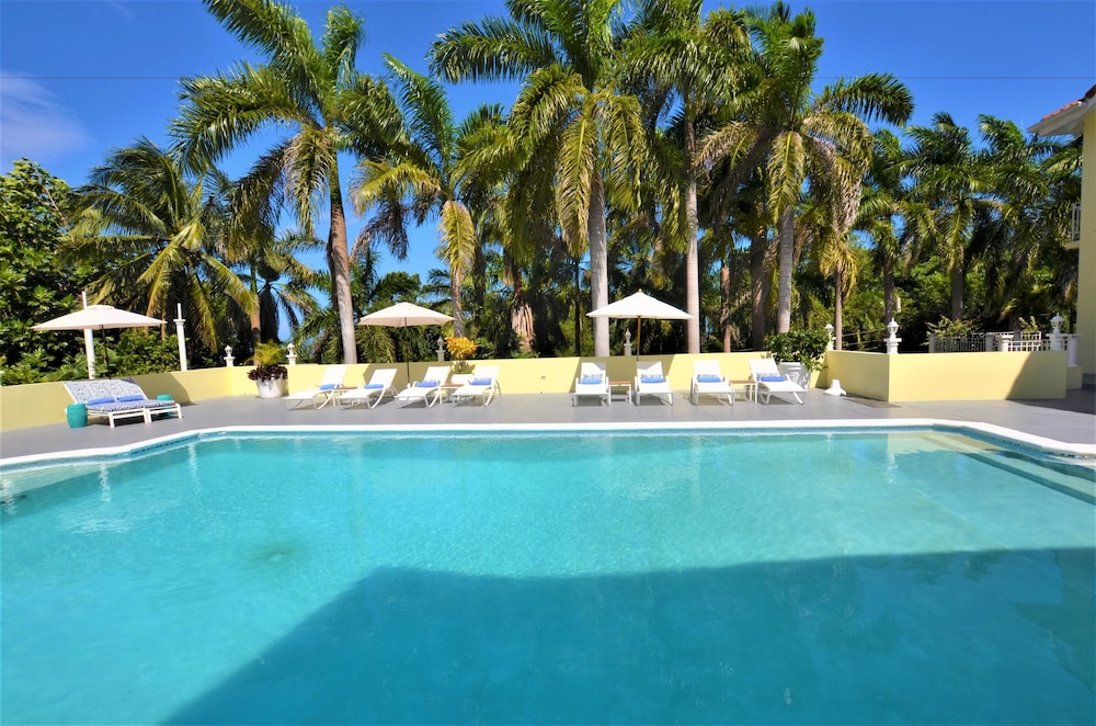 Summerhill, 8BR by Jamaican Treasures